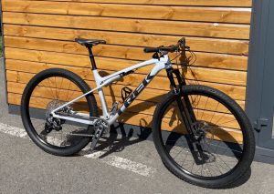 Zánovní Trek SUPERCALIBER SL 9.7 AXS Gen 2 Plasma Grey Pearl 2024 velikost L